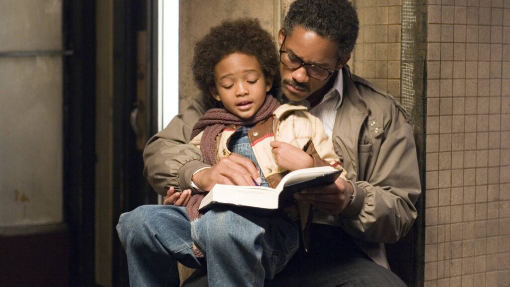 un hombre con su hijo leyendo un libro