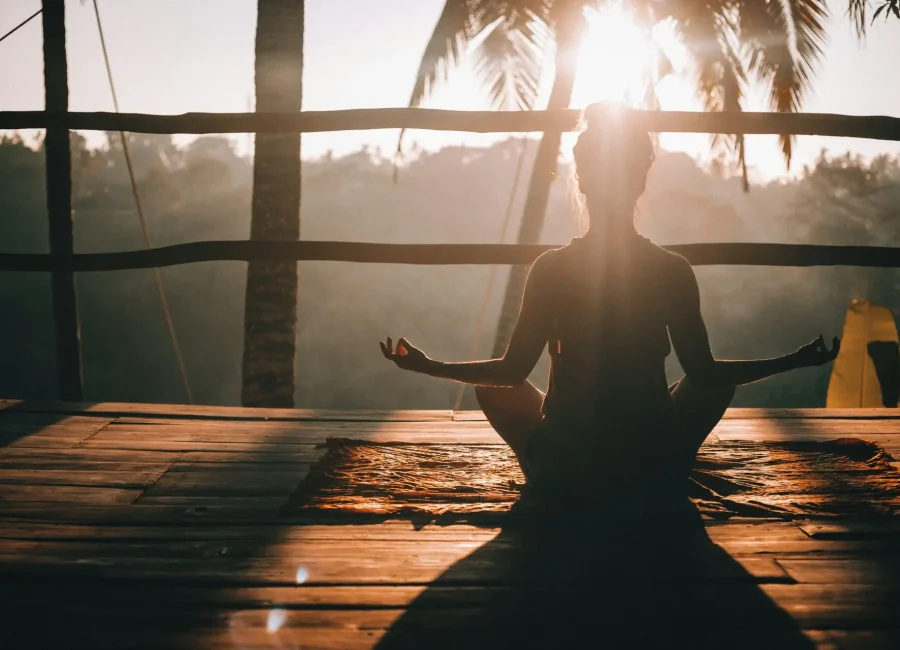 una mujer meditando