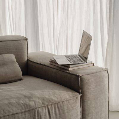 kaboompics_home-office-on-the-sofa-books-laptop-macbook-29692